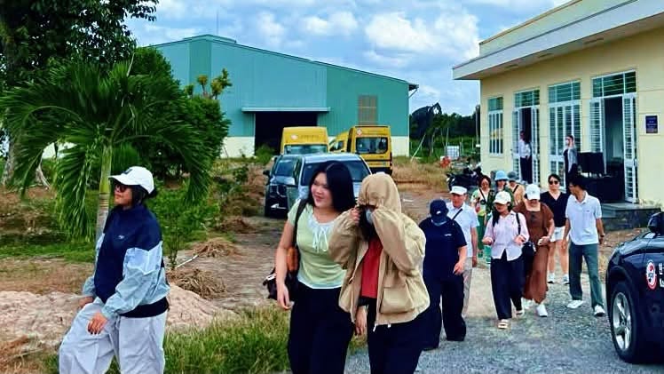 Giáo viên phụ huynh và học sinh KGS tham quan khu vực NABADEN